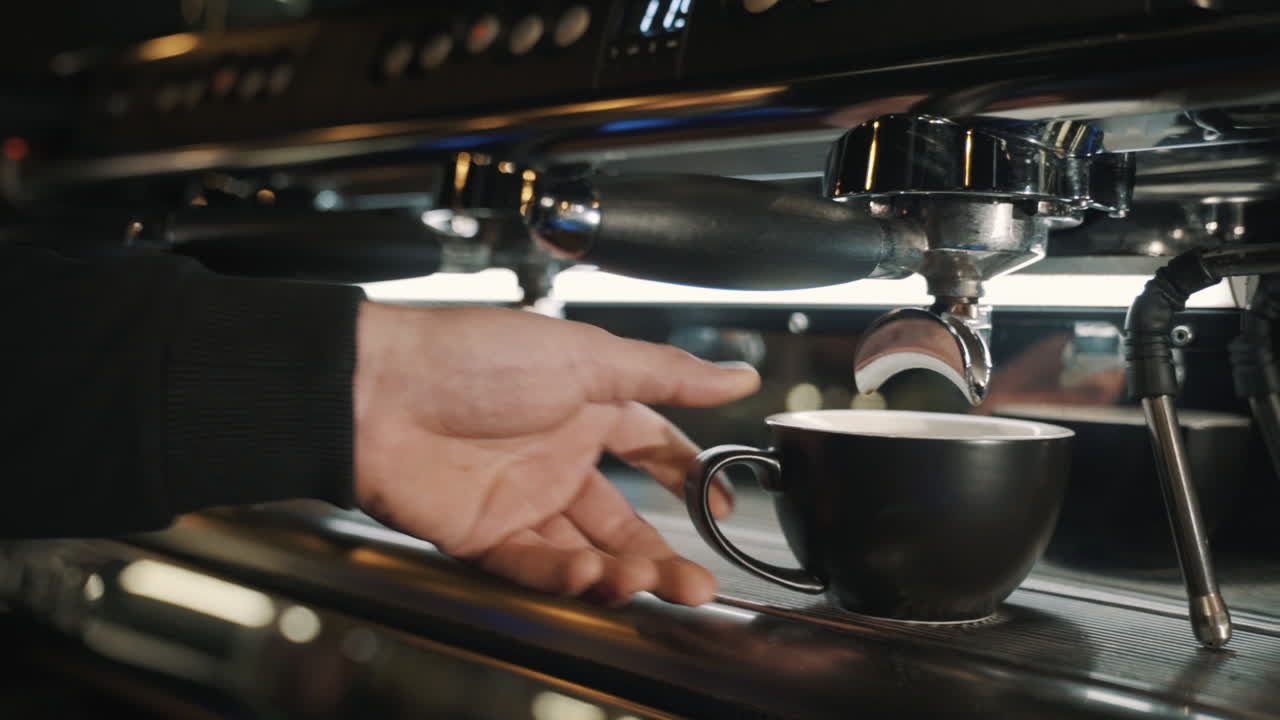 máquina de café en una mesa de madera a cámara lenta