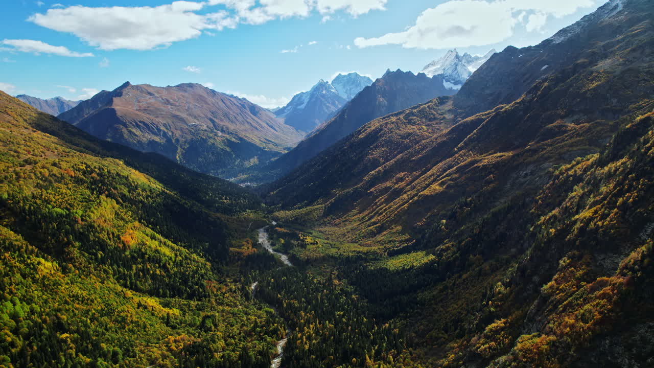 Vista Aerea di una Valle Montana Autunnale