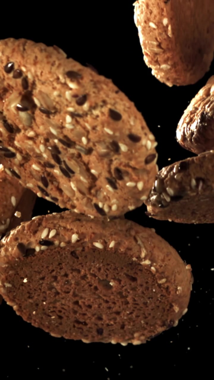 Cracker integrali con semi che galleggiano al rallentatore