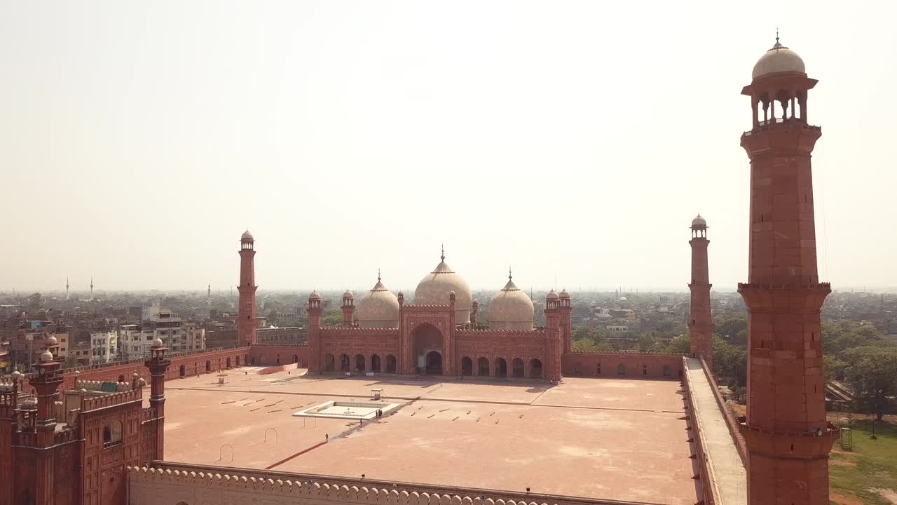 Imágenes aéreas 4K del patio principal de la Mezquita Badshahi