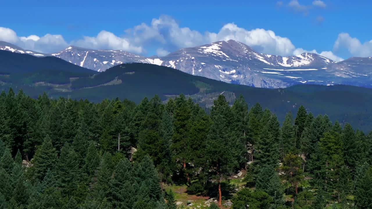 verano monte azul cielo evans drone aéreo paralaje coníferas siempre verdes colorado montañas rocosas paisaje norte turkey creek bosque marshdale espacio abierto derretimiento de nieve mañana soleada círculo movimiento a la izquierda