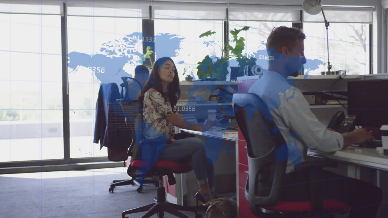 사무실에서 일하는 다양한 사업가들에 대한 금융 데이터와 세계 지도의 애니메이션