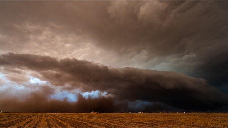 Støvstorm over landbrugsmark