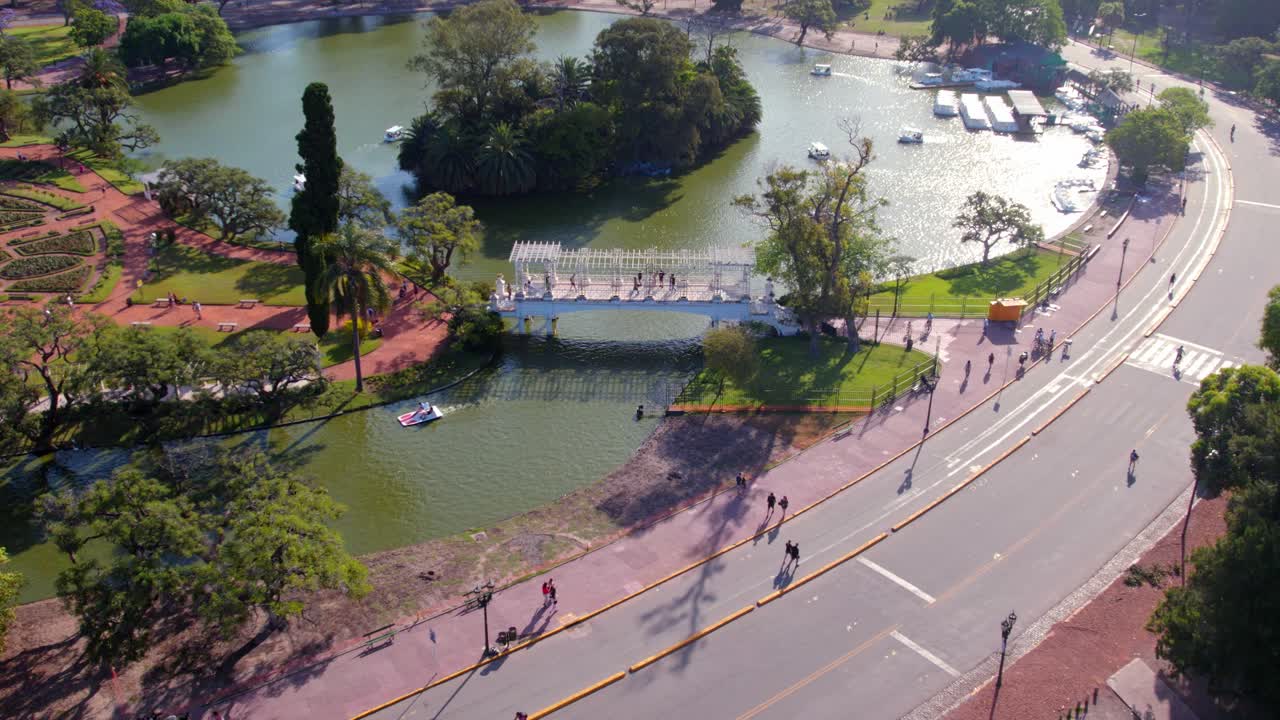 vista aérea delante del puente griego en el parque rosedal de palermo mientras la gente lo visita, buenos aires