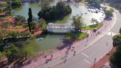 Vista-Aérea-Delante-Del-Puente-Griego-En-El-Parque-Rosedal-De-Palermo-Mientras-La-Gente-Lo-Visita,-Buenos-Aires