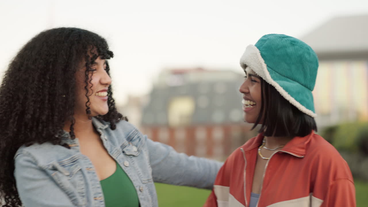 mujer feliz, amigos y un abrazo por amor