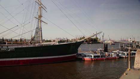 puerto de hamburgo temprano en la mañana