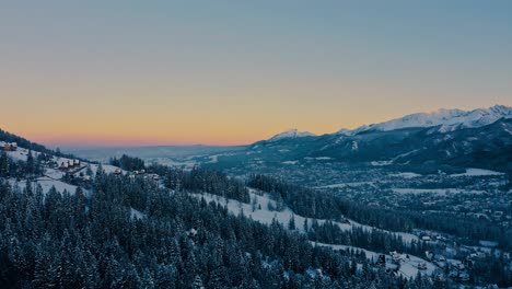 Drone-Aéreo-Impresionante-Paisaje-Invernal-Durante-La-Puesta-De-Sol