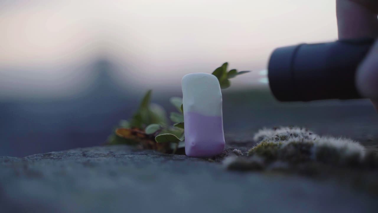 부드러운 사탕 에 불 을 붙이고 검게 되기 전 까지 사용 하는 불꽃