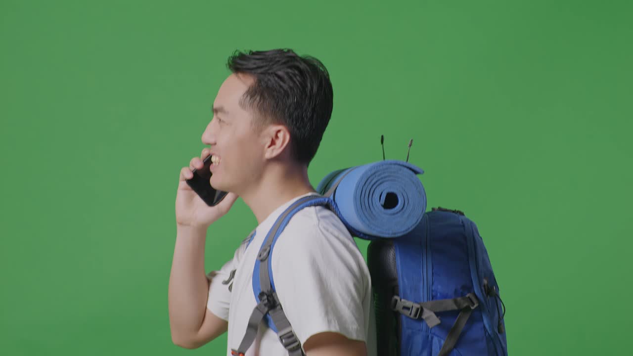 여행 중 전화 통화를 하는 남자