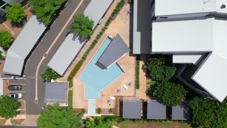 Drone-Aéreo-De-Una-Gran-Piscina-Estilo-Resort-En-Un-Complejo-De-Apartamentos