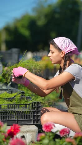 mujer joven en la jardinería.