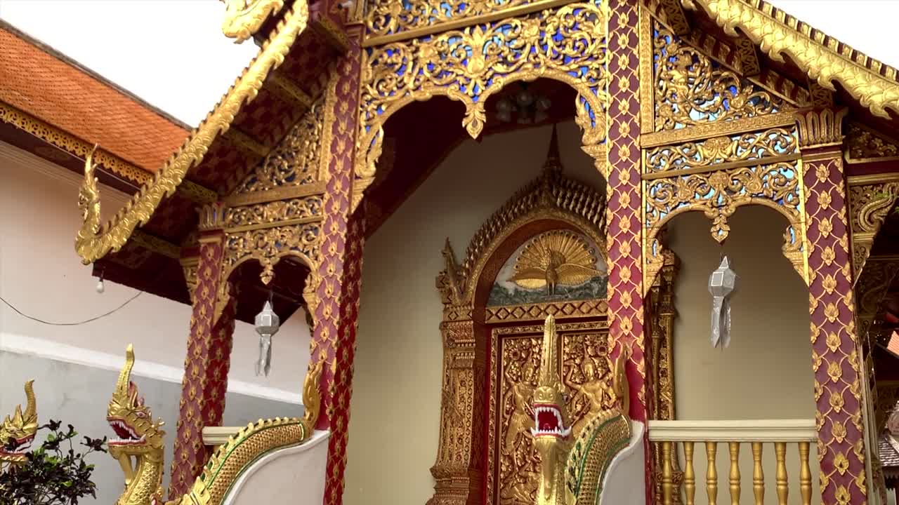 hermosa estatua budista dorada en tailandia