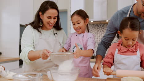 Küche,-Mehl-Und-Glückliche-Familienkinder-Backen