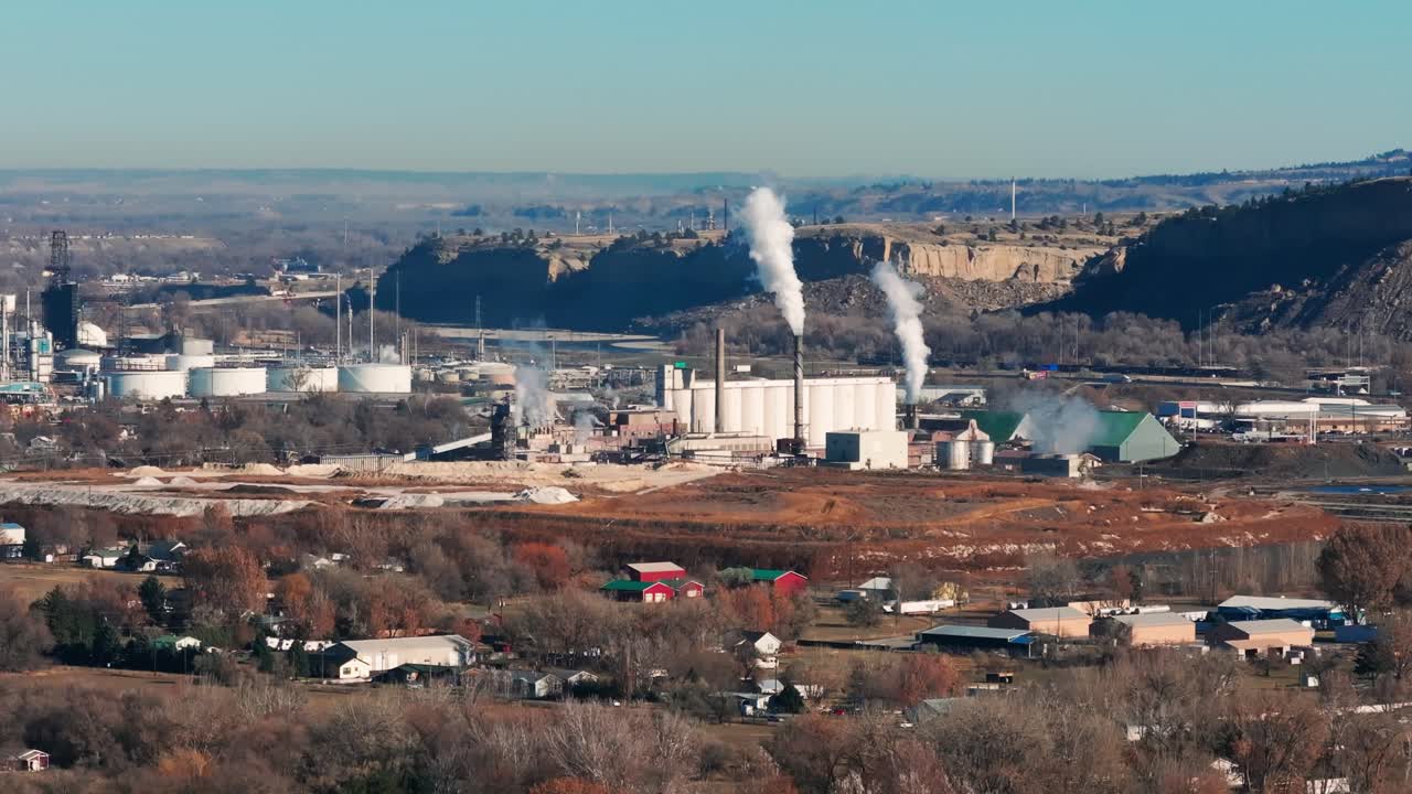 vista de una refinería de petróleo en billings montana con humo que emite