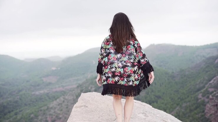 Donna in kimono che si gode il panorama montano