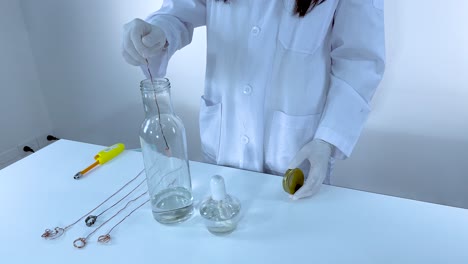 el científico lleva a cabo un experimento con una reacción química brillante