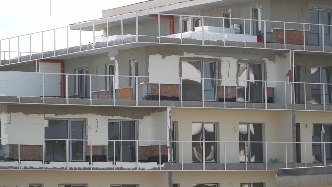 Panoreringsbillede af en udvendig facade af en beboelsesejendom under opførsel