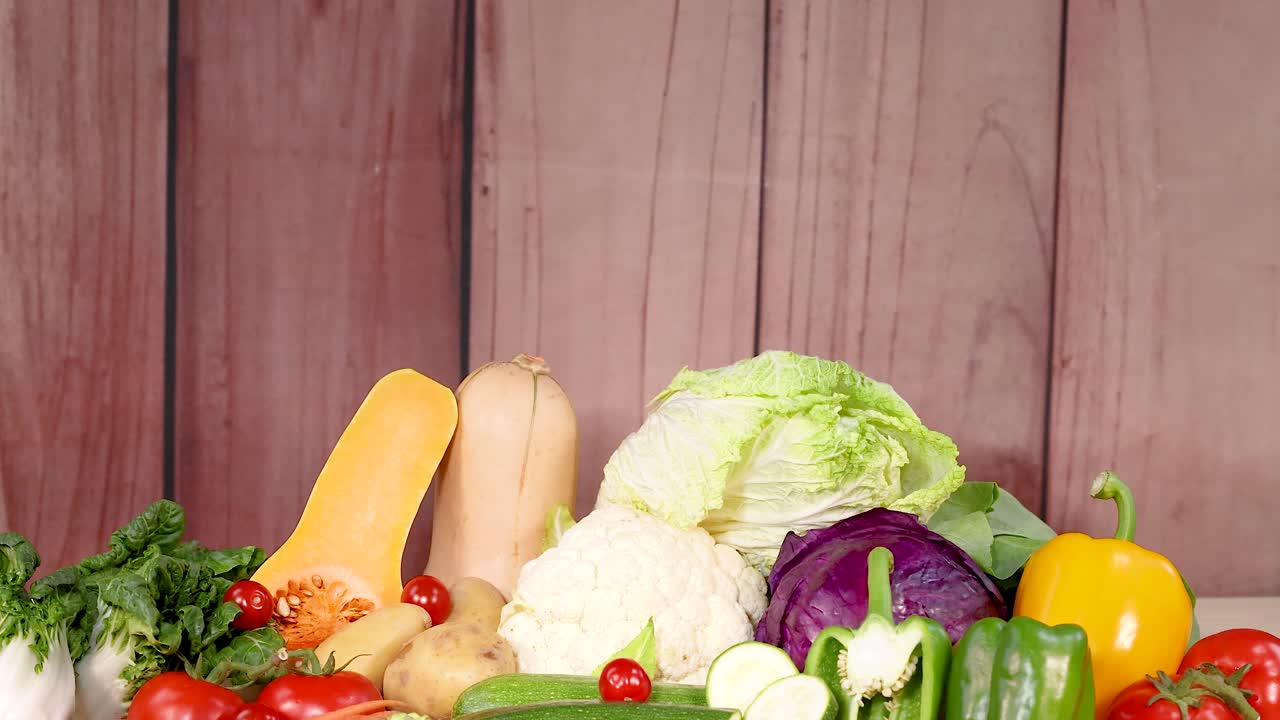 나무 표면 에 배열 된 신선 한 채소 의 활기찬 종류, 다양한 색상 과 질감 을 보여 주는