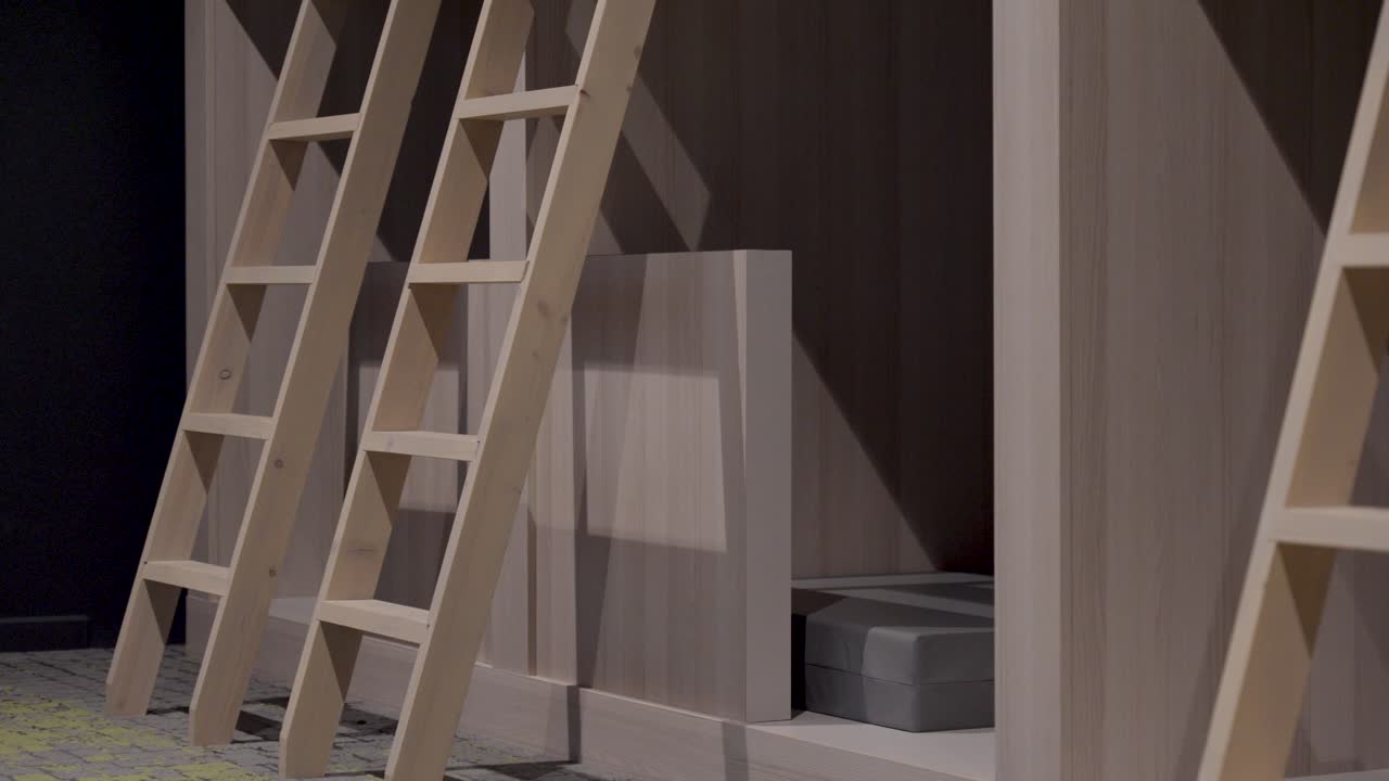 함께 줄지어 있는 여러 개의 나무 침대 의 느린 확립