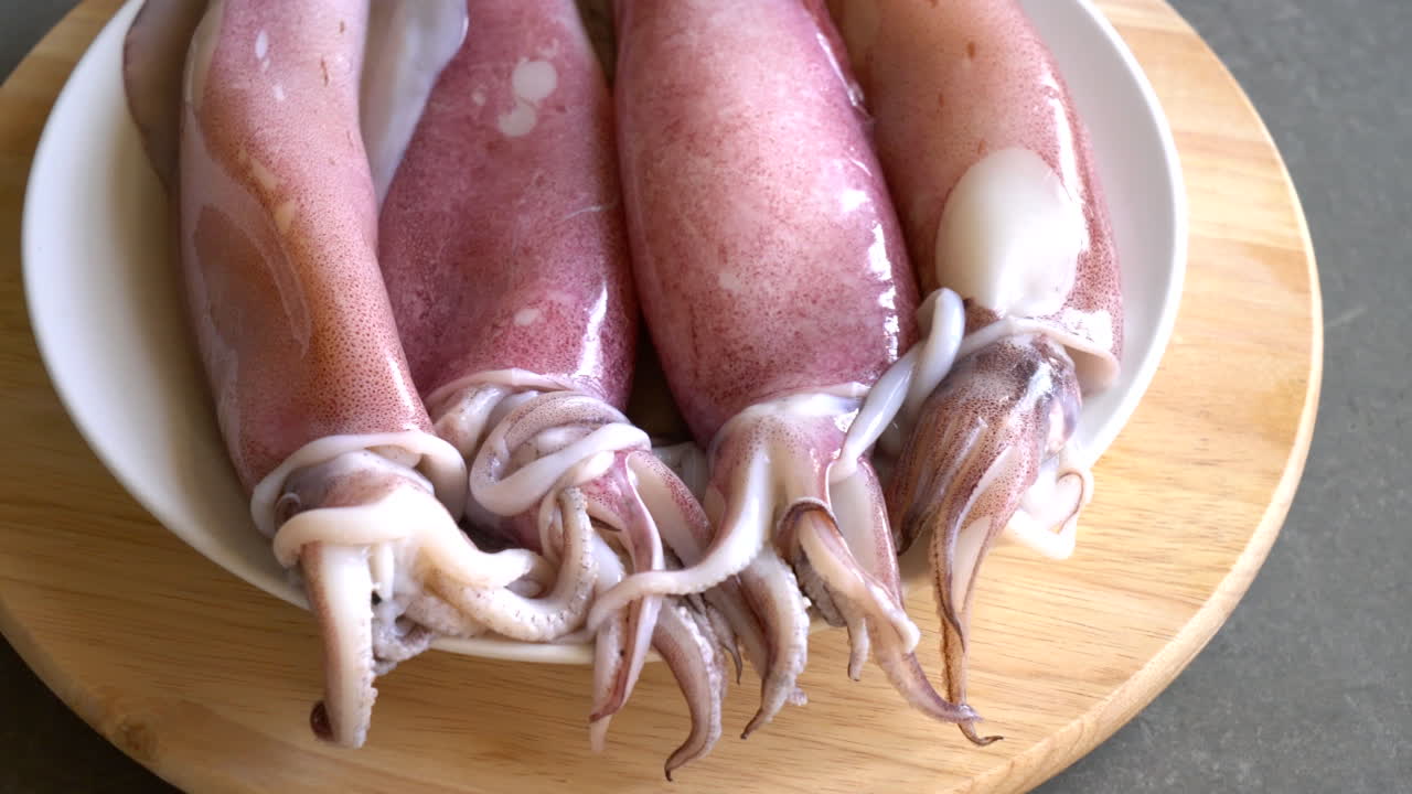 나무 판자에 날것의 신선한 오징어