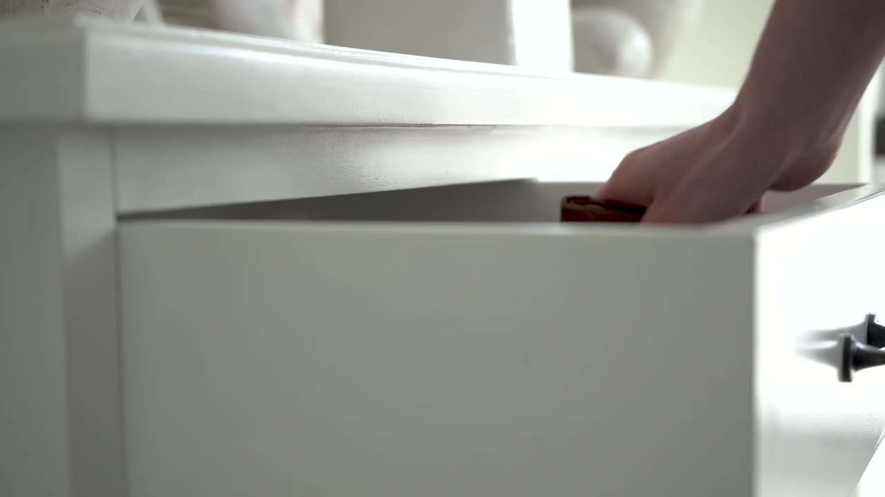 서랍에서 지갑을 꺼내는 것