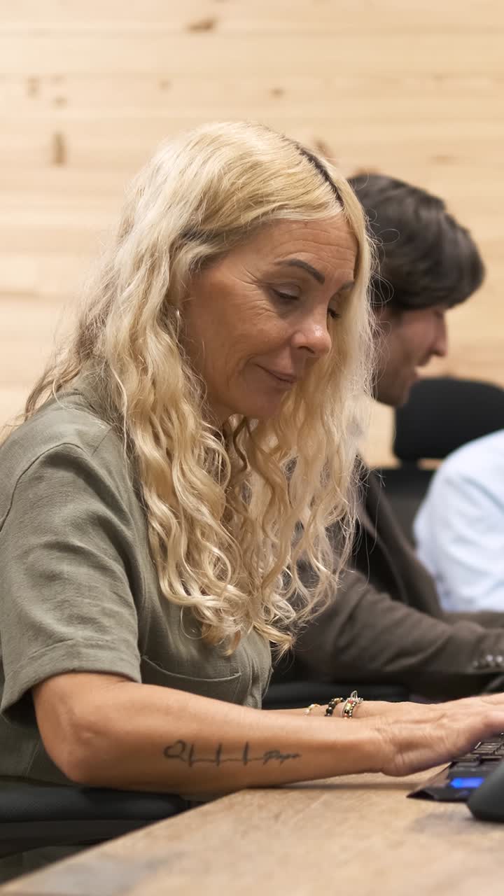 Donna in carriera che digita sulla tastiera alla scrivania. Filmato verticale