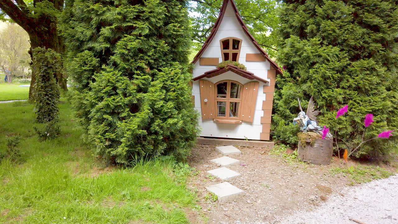 сказочный домик в общественном парке, никто, детство и игры на свежем воздухе