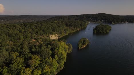 Landscape-on-Candlewood-Lake-in-Connecticut-USA,-Northeast-USA-during-Summer-season-with-boats-and-islands