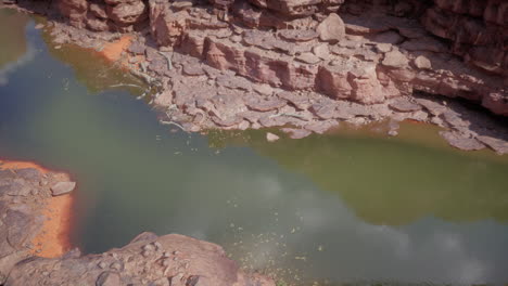 paisaje árido de cañón con agua