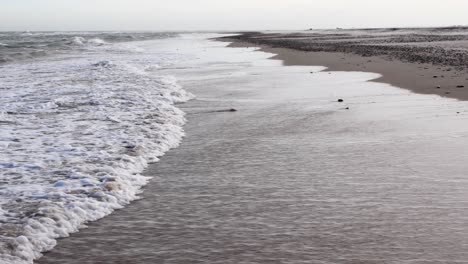 An-Sonnigen-Tagen-Rollen-Sanfte-Wellen-Vom-Meer-Zum-Sandstrand