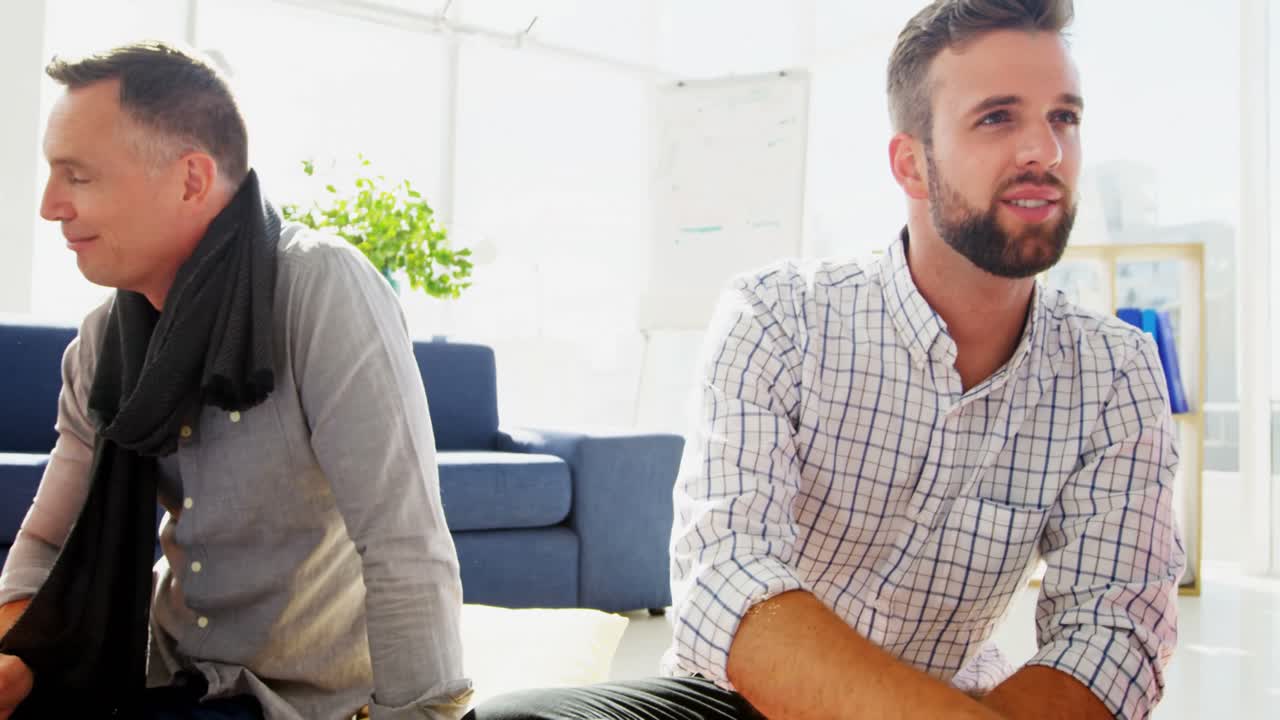 colegas de negocios discutiendo sobre documentos