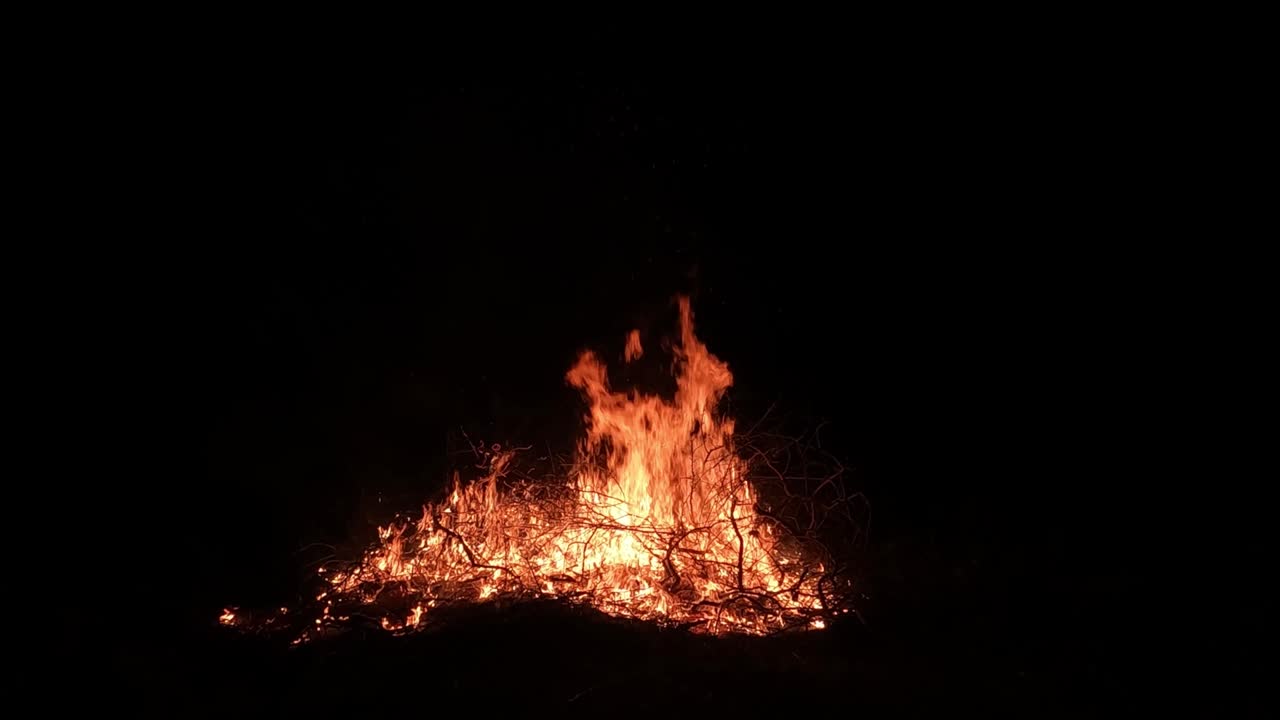 gran llama en la oscuridad. fogata de ramas secas