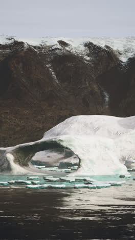 majestuoso arco de iceberg en el paisaje ártico