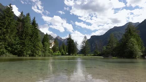 Lago-Dobbiaco-En-Los-Dolomitas,-Italia