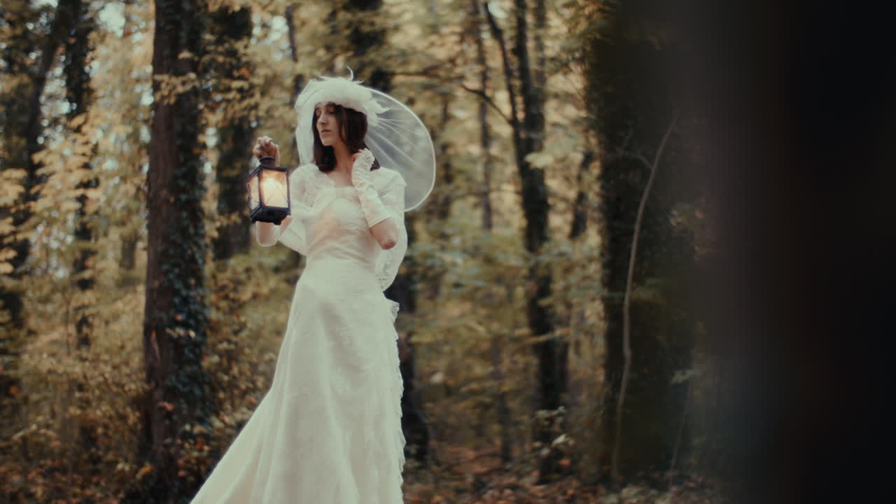 Donna in abito bianco con lanterna nella foresta