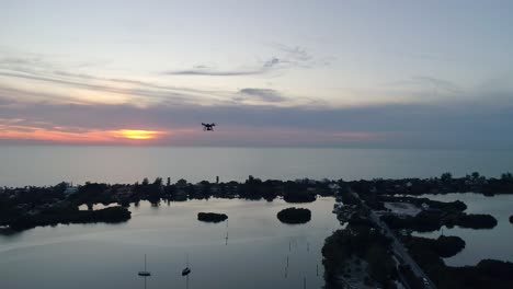 disparo aéreo de volar hacia el avión no tripulado en el cielo al atardecer