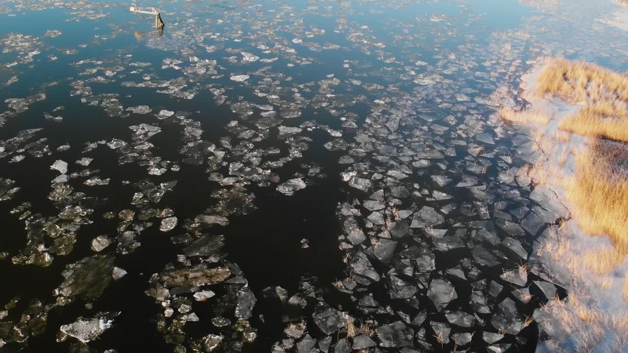 早春の凍った湖の空撮、冬から砕けた氷で覆われた風景
