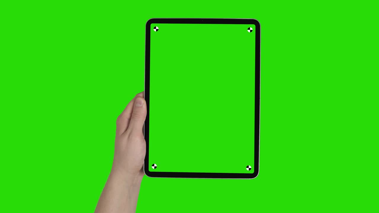 hombre sosteniendo una tableta en retrato en fondo de pantalla verde con rastreador para componer 4k