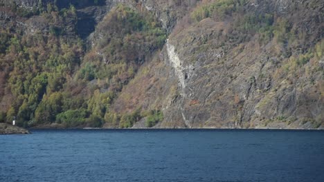 vista de cerca de las profundas aguas azules de sognefjord en noruega