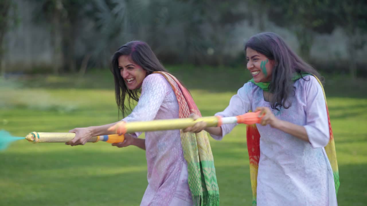 Donne indiane che celebrano l'Holi all'aperto