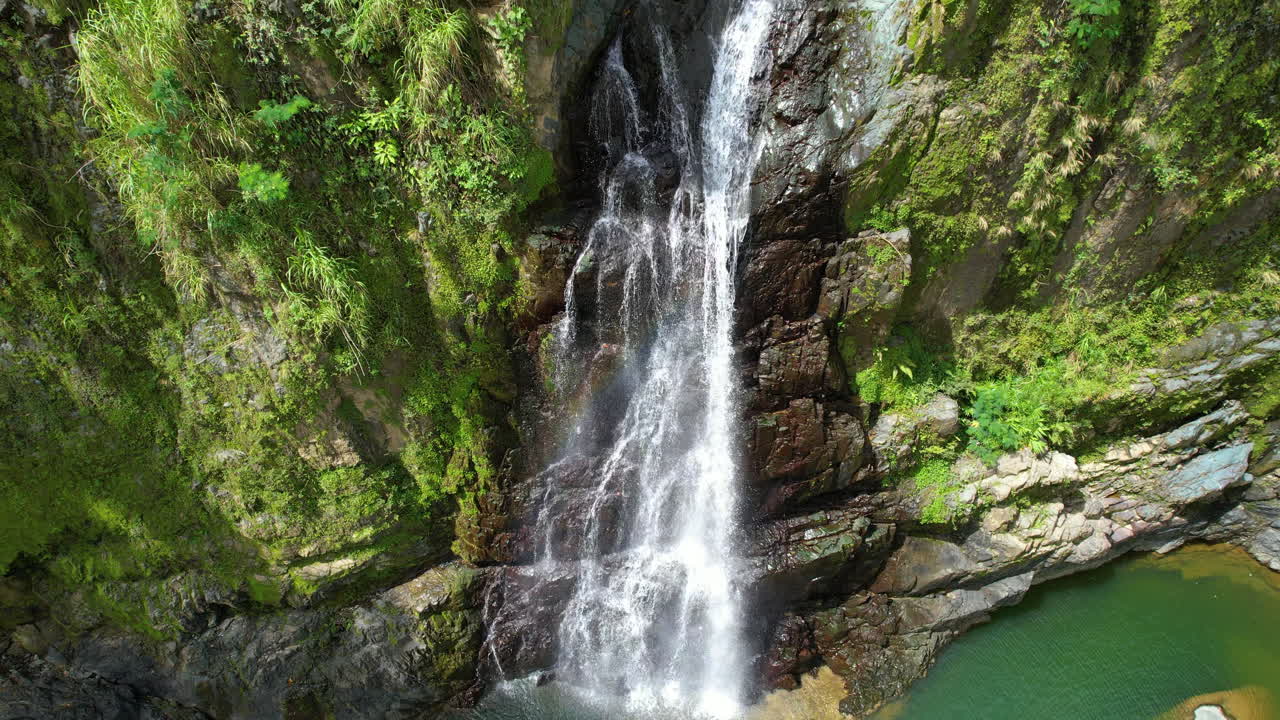 fotografía cinematográfica de un avión no tripulado de una cascada en el paisaje tropical de la república dominicana