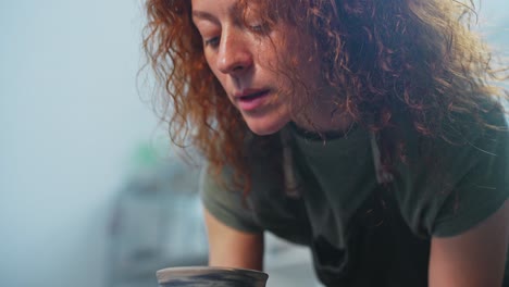 mujer creando cerámica en una rueda