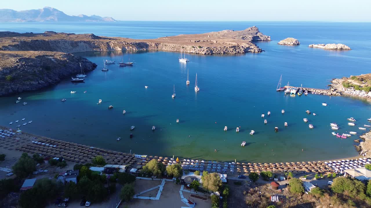 playa de agios pavlos en rodas, grecia con la acrópolis de lindos, casas y el mar mediterráneo durante el día filmado con el dron