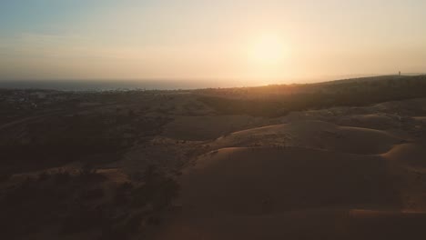 Panorama-Aéreo-Panorámico-Sobre-Dunas-Rojas-De-Mui-Ne-Al-Atardecer,-Turistas-Explorando