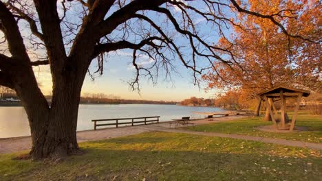 Puesta-De-Sol-Hora-Dorada-Otoño-Colores-De-Otoño-En-Un-Parque-En-Mchenry-Illinois