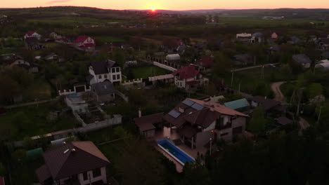 Toma-Aérea-De-Un-Dron-De-Una-Casa-Moderna-De-Lujo,-Rodeada-De-Bosques,-En-Un-Pueblo-De-Moldavia,-Al-Atardecer