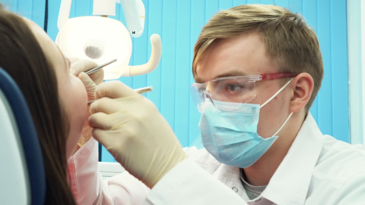Dentista Examining Patient