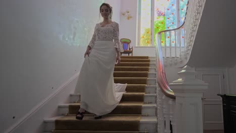 Blonde-Braut-Mit-Hochzeitskleid,-Die-Eine-Luxuriöse-Treppe-Hinuntergeht