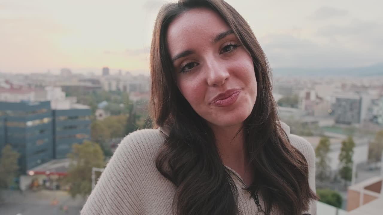 Retrato de una mujer sonriente con un fondo de paisaje urbano